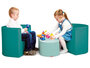 Kinderen spelen aan softplay zithoek met tafel en stoelen