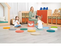 Kinderen gebruiken softplay zitkussens in aardetinten tijdens een kringmoment in de kinderopvang