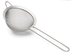 Metalen zeef met handvat