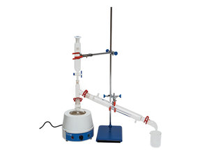 Jasje en staan ​​voor distillatie