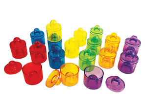 Transparant gekleurde bekers om te sorteren