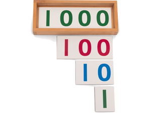 Gekleurde getalkaarten in houten kistje