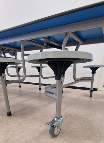 Verrijdbare opklapbare mobiele rechthoekige tafel met stoelen Verrijdbare opklapbare mobiele rechthoekige tafel met stoelen